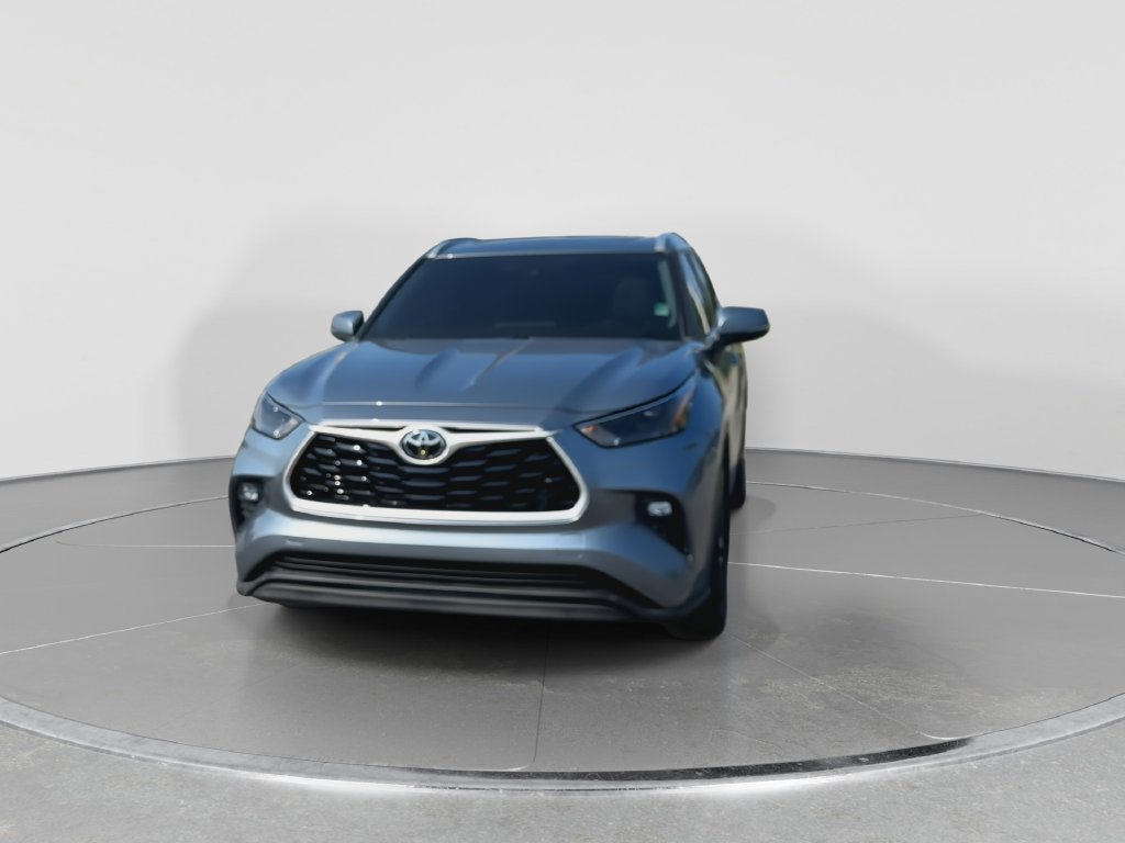 Used 2022 Moon Dust Toyota XLE image 3