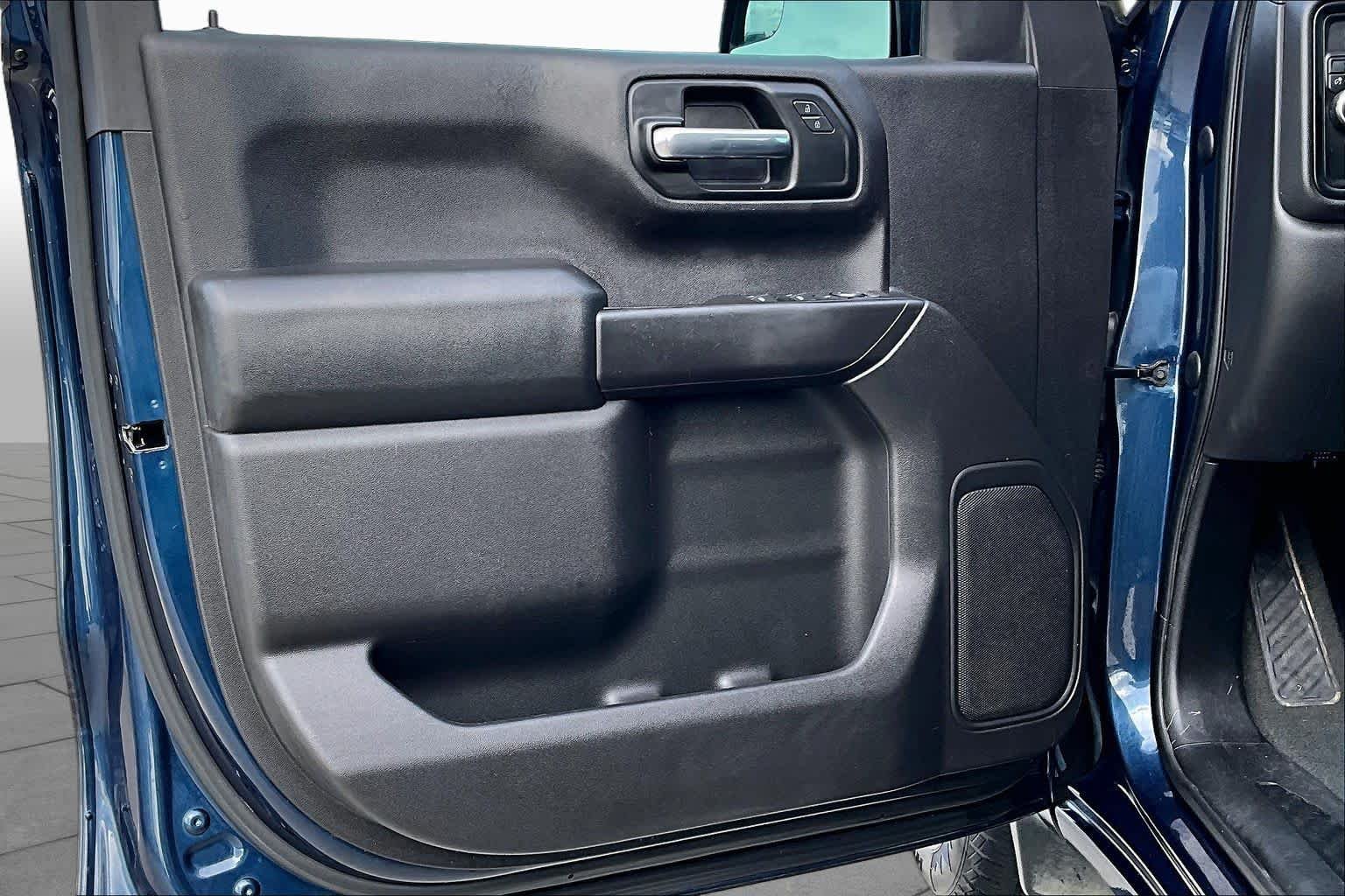 Used 2019 Northsky Blue Metallic Chevrolet Custom image 18