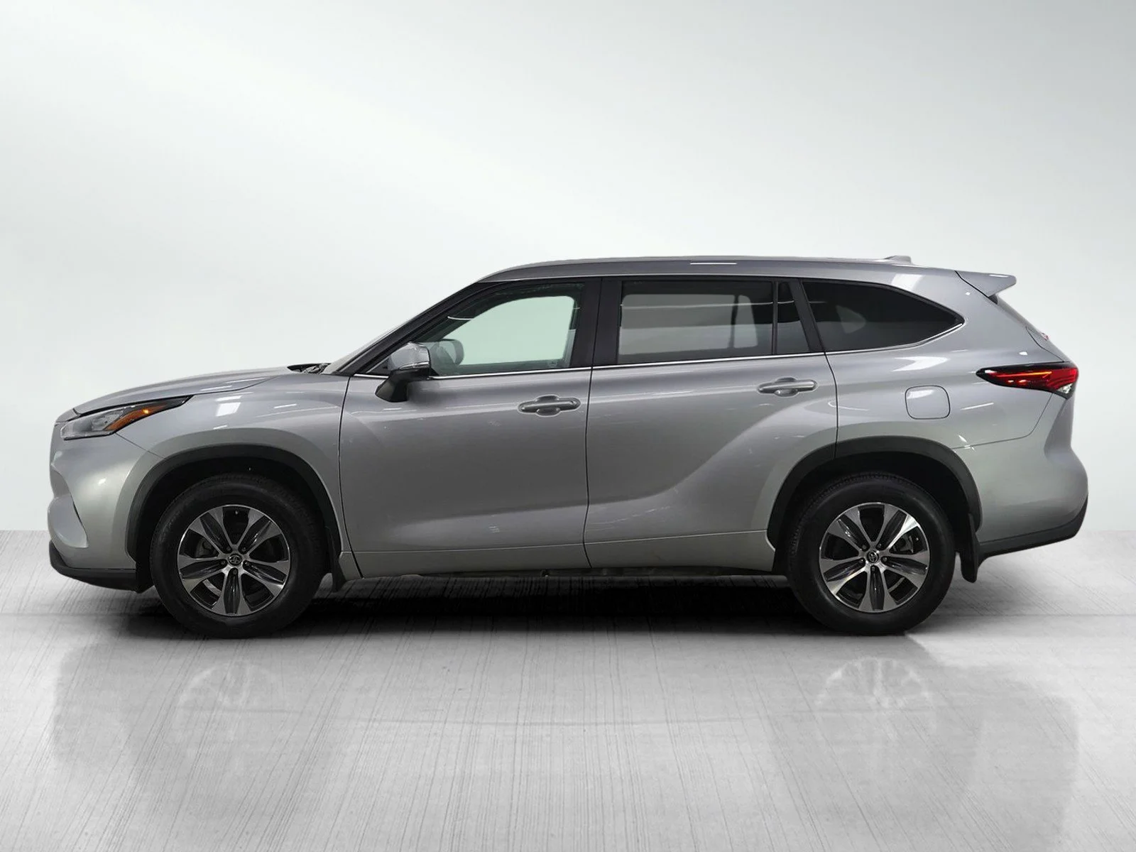 Used 2023 Toyota Highlander XLE with VIN 5TDKDRBH7PS527853 for sale in Minneapolis, Minnesota