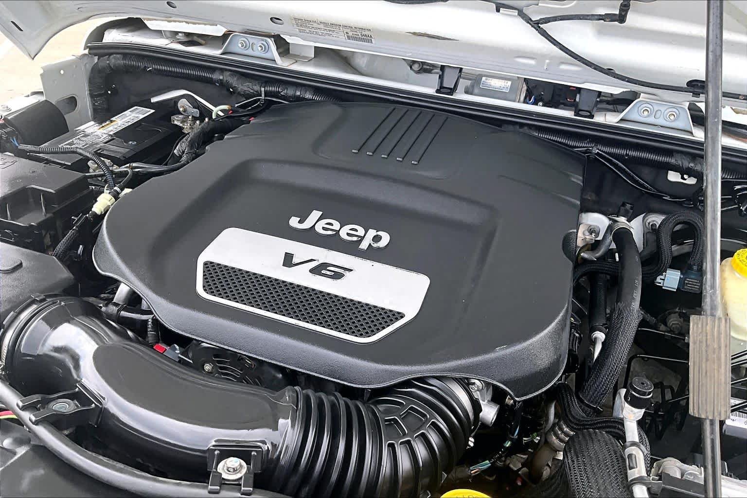 Used 2014 Bright White Clearcoat Jeep Sport image 31