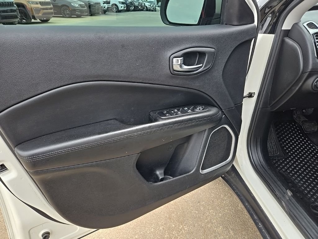 Used 2018 White Jeep Latitude image 27