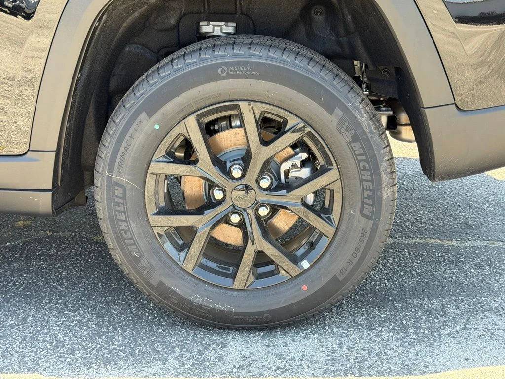 New 2026 Diamond Black Crystal Pearl-Coat Exterior Paint Jeep Laredo image 16