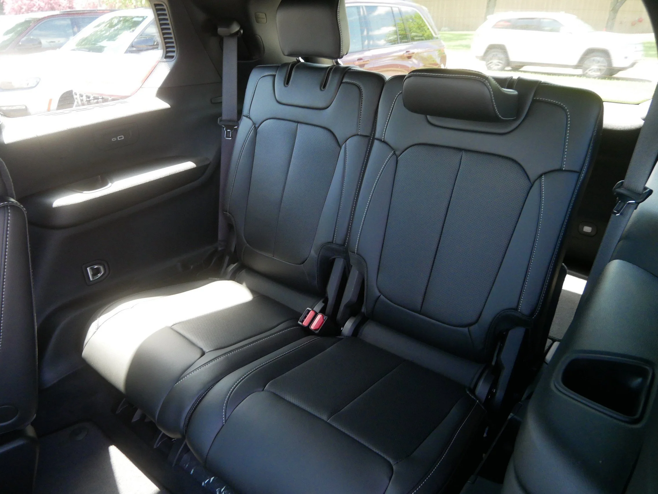New 2026 Diamond Black Crystal Pearl-Coat Exterior Paint Jeep Limited image 7