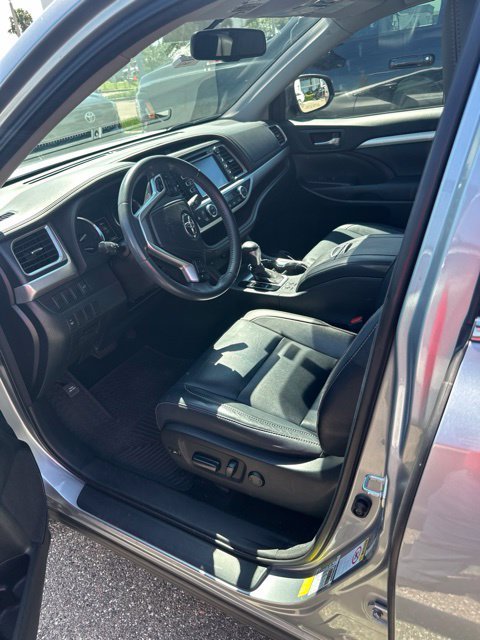 Used 2014 Silver Toyota XLE V6 image 2