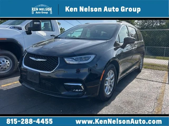 2022 Chrysler Pacifica Touring L's photo