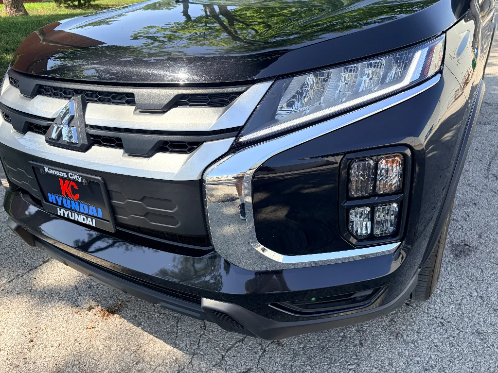 Used 2025 Labrador Black Pearl Mitsubishi ES image 29