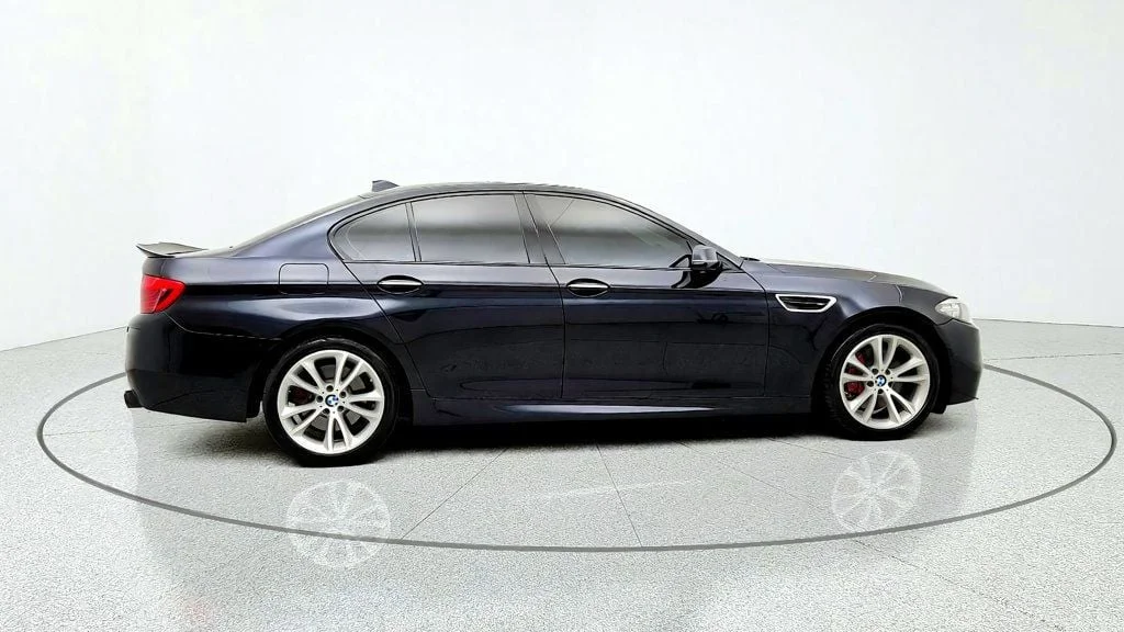 Used 2015 Azurite Black Metallic BMW 4dr Sdn 550i xDrive M Sport w/ Executive & Luxury Seating Pkgs image 4