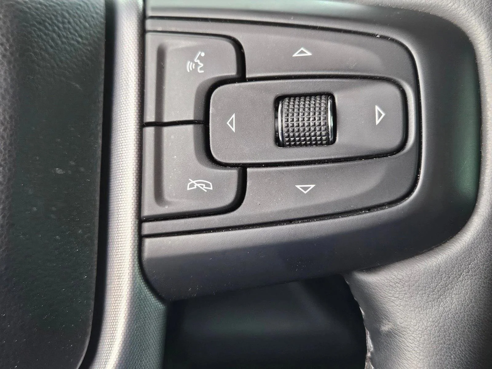 Used 2024 Onyx Black GMC Elevation image 16