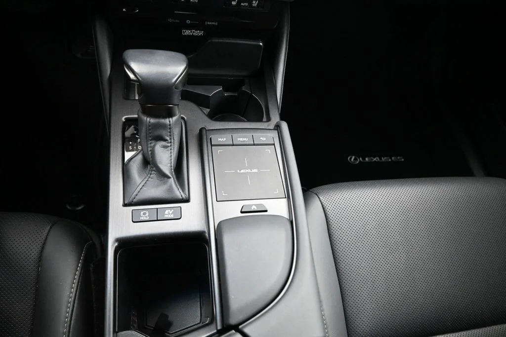 Used 2022 White Lexus 300h image 19