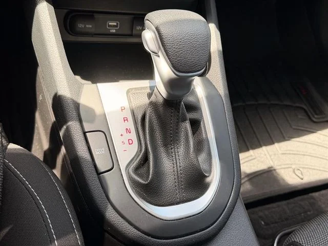 Used 2022 White Kia LXS image 26