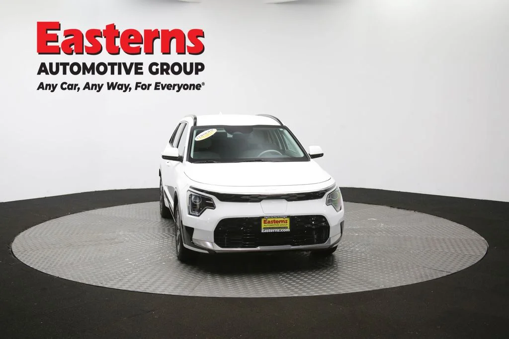 Used 2023 White Kia Wind image 51