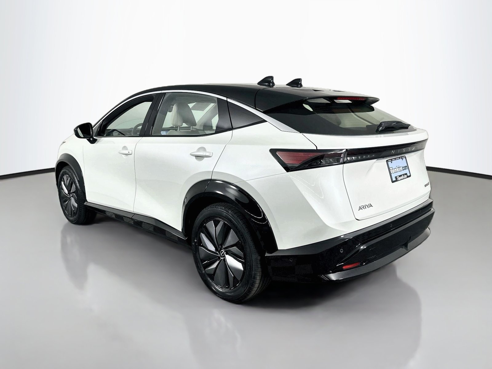 Used 2024 Everest White Pearl Tricoat/Black Diamond Pearl Nissan EMPOWER+ image 5