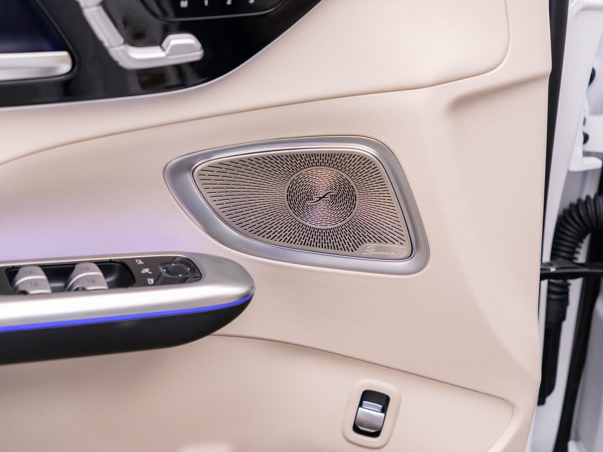 New 2026 MANUFAKTUR Moonlight White Metallic Mercedes-Benz C 300 image 16
