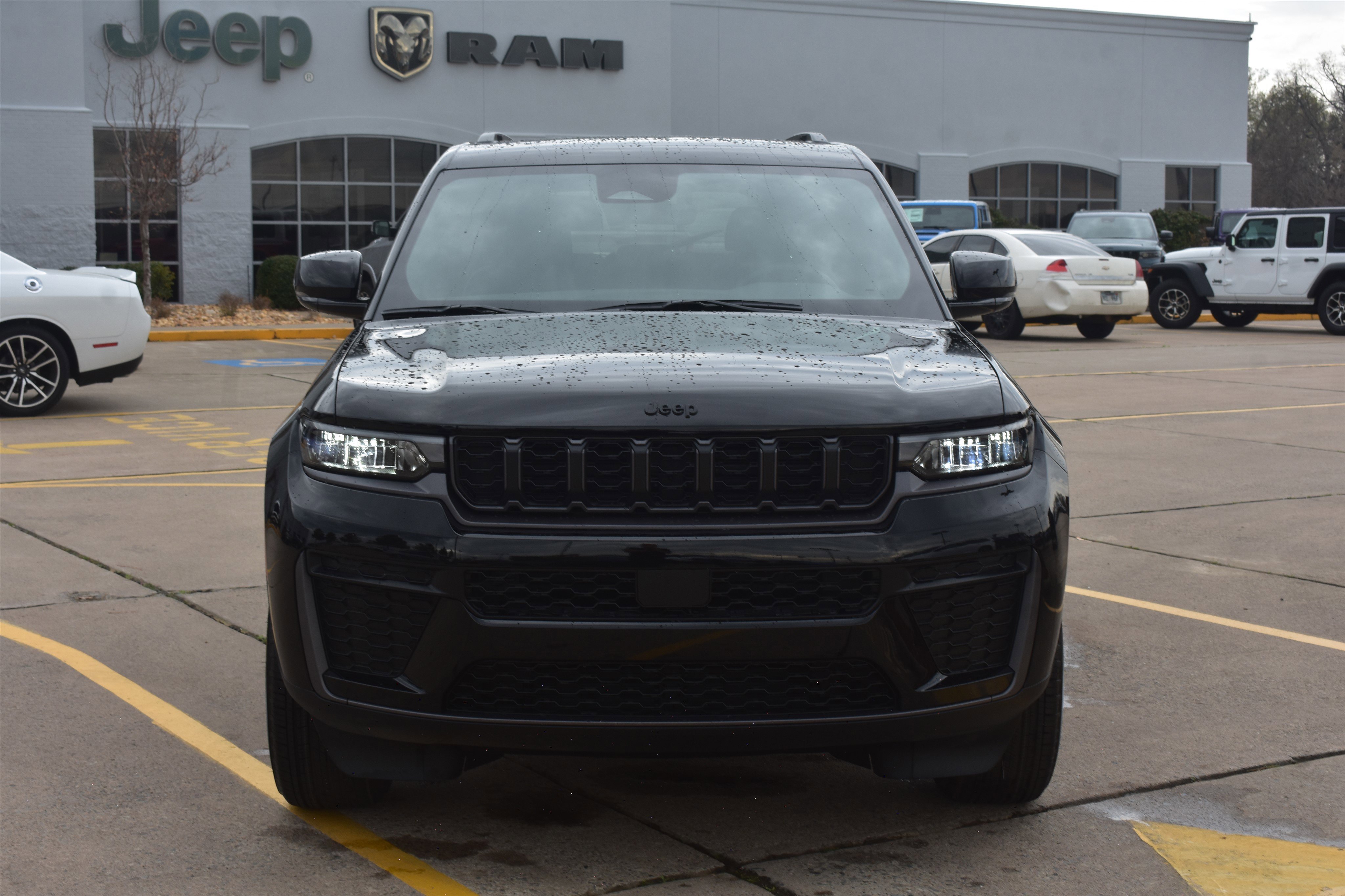 New 2026 Diamond Black Crystal Pearl-Coat Exterior Paint Jeep Laredo Altitude image 2