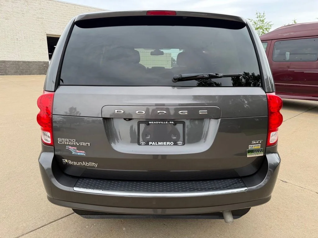 Used 2019 Gray Dodge SXT image 4