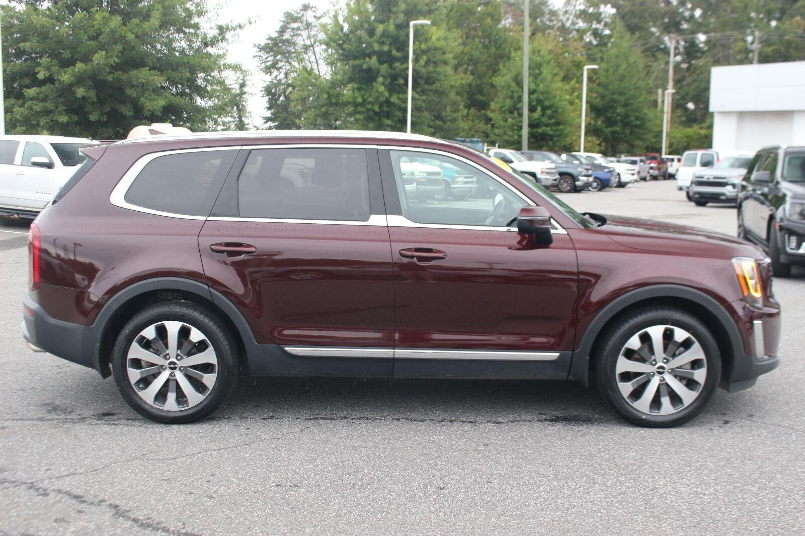 Used 2022 Red Kia EX image 8