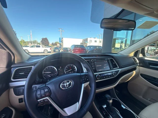 Used 2016 Red Toyota XLE V6 image 27