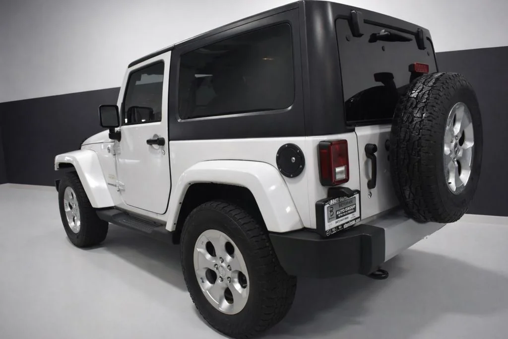 Used 2015 White Jeep Sahara image 3