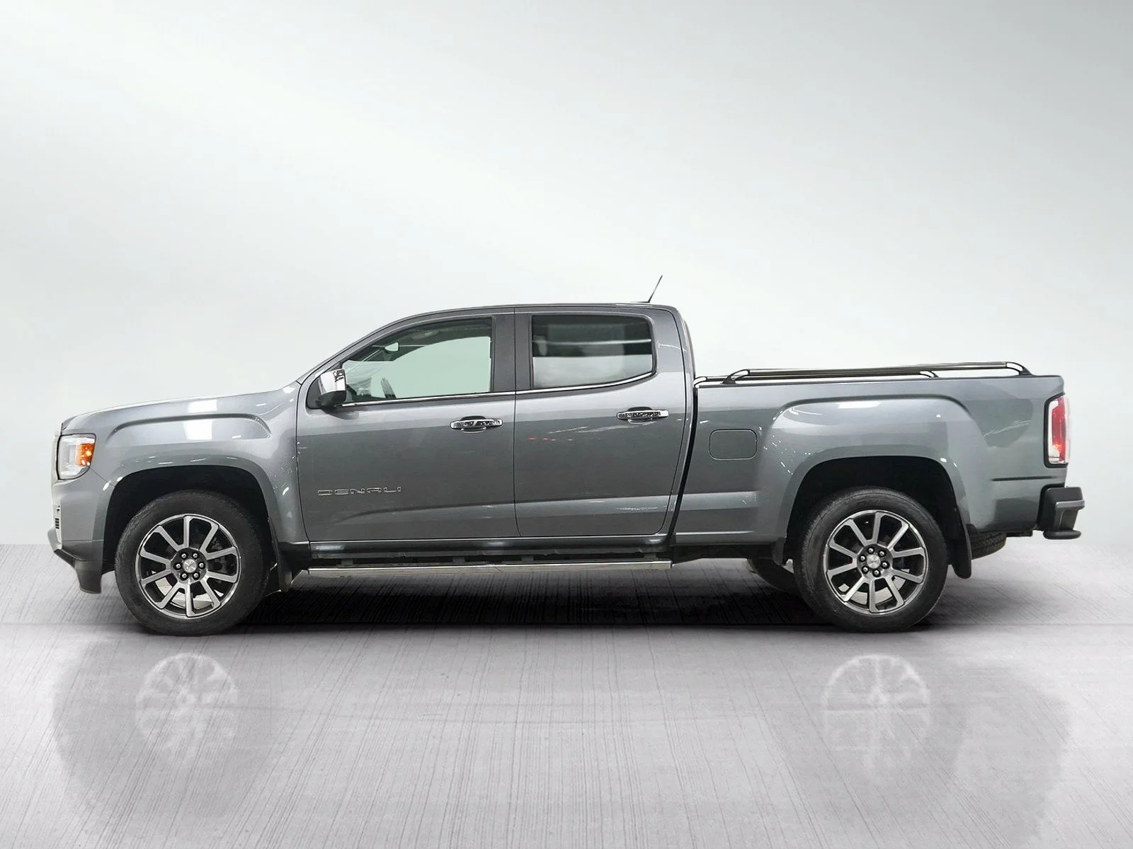Used 2021 GMC Canyon Denali with VIN 1GTP6EE1XM1291862 for sale in Roseville, Minnesota