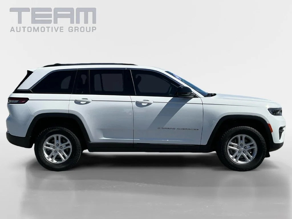 Used 2023 White Jeep Laredo image 8