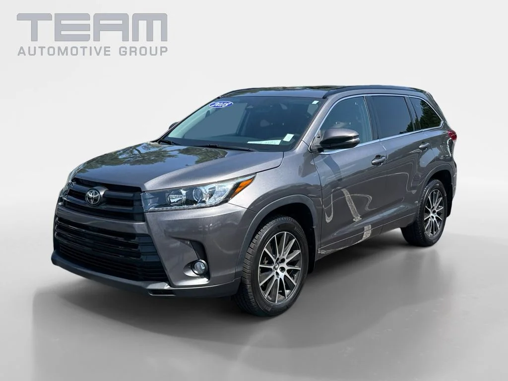 Used 2018 Gray Toyota SE image 3