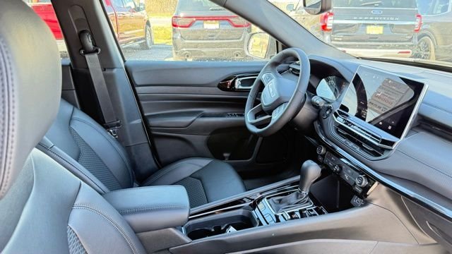 New 2026 Bright White Clearcoat Jeep Latitude image 28