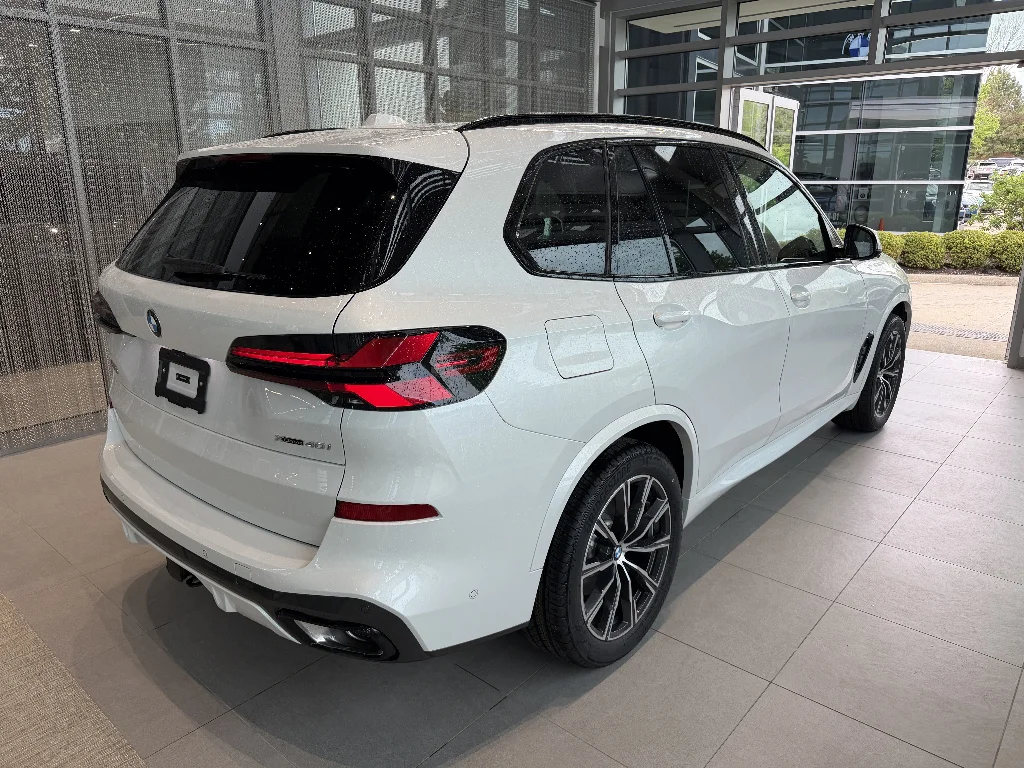 New 2026 Mineral White Metallic BMW xDrive40i image 6