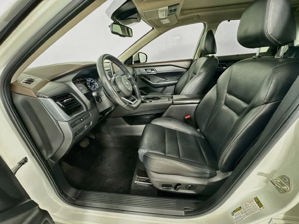 Used 2021 White Nissan SL image 24