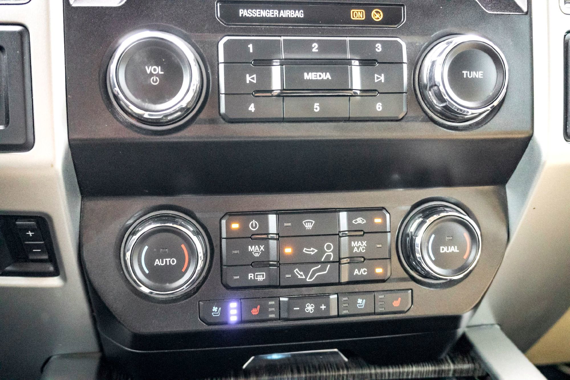 Used 2020 Oxford White Ford LARIAT image 24