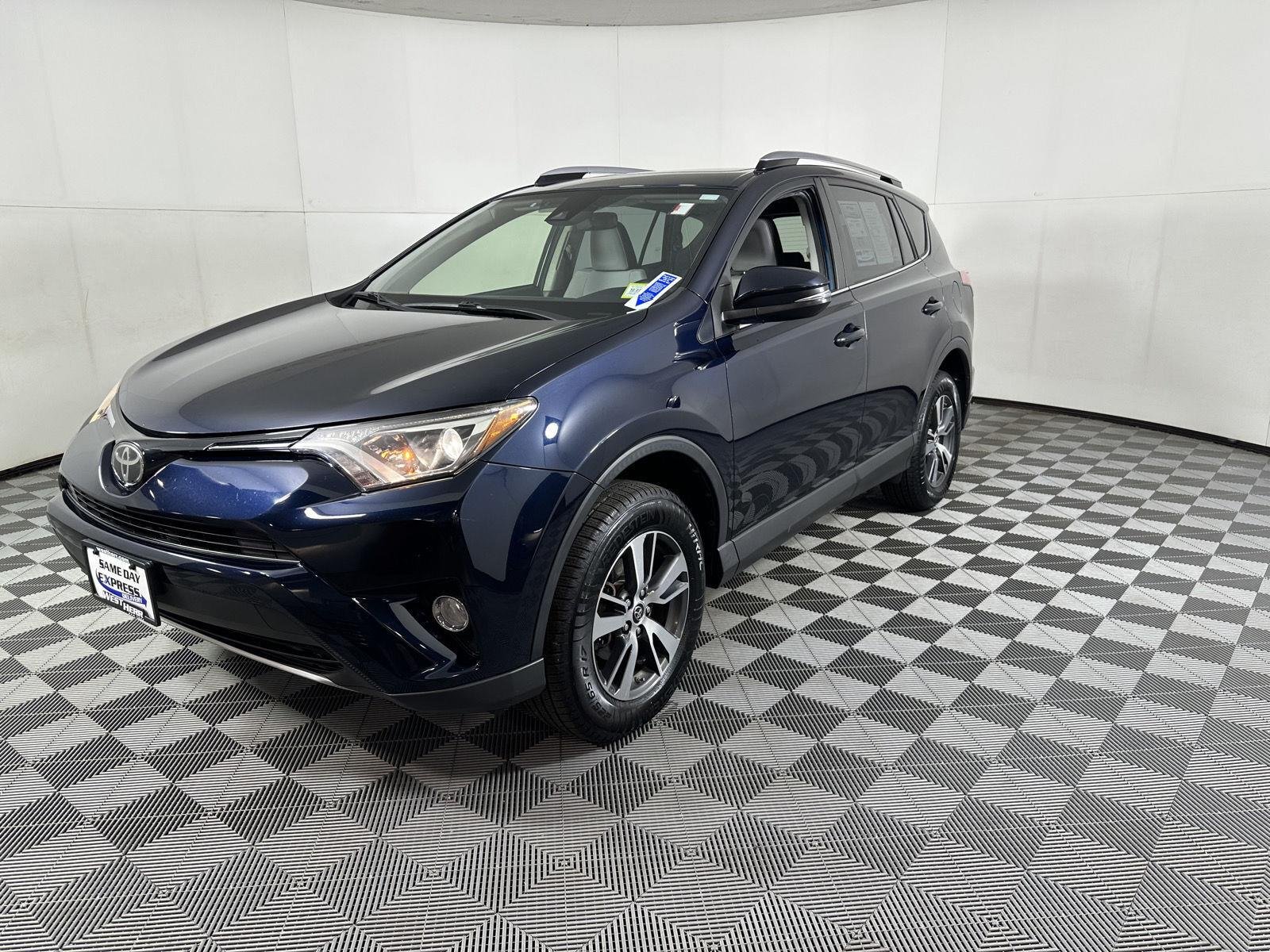 Used 2018 Galactic Aqua Mica Toyota XLE image 9
