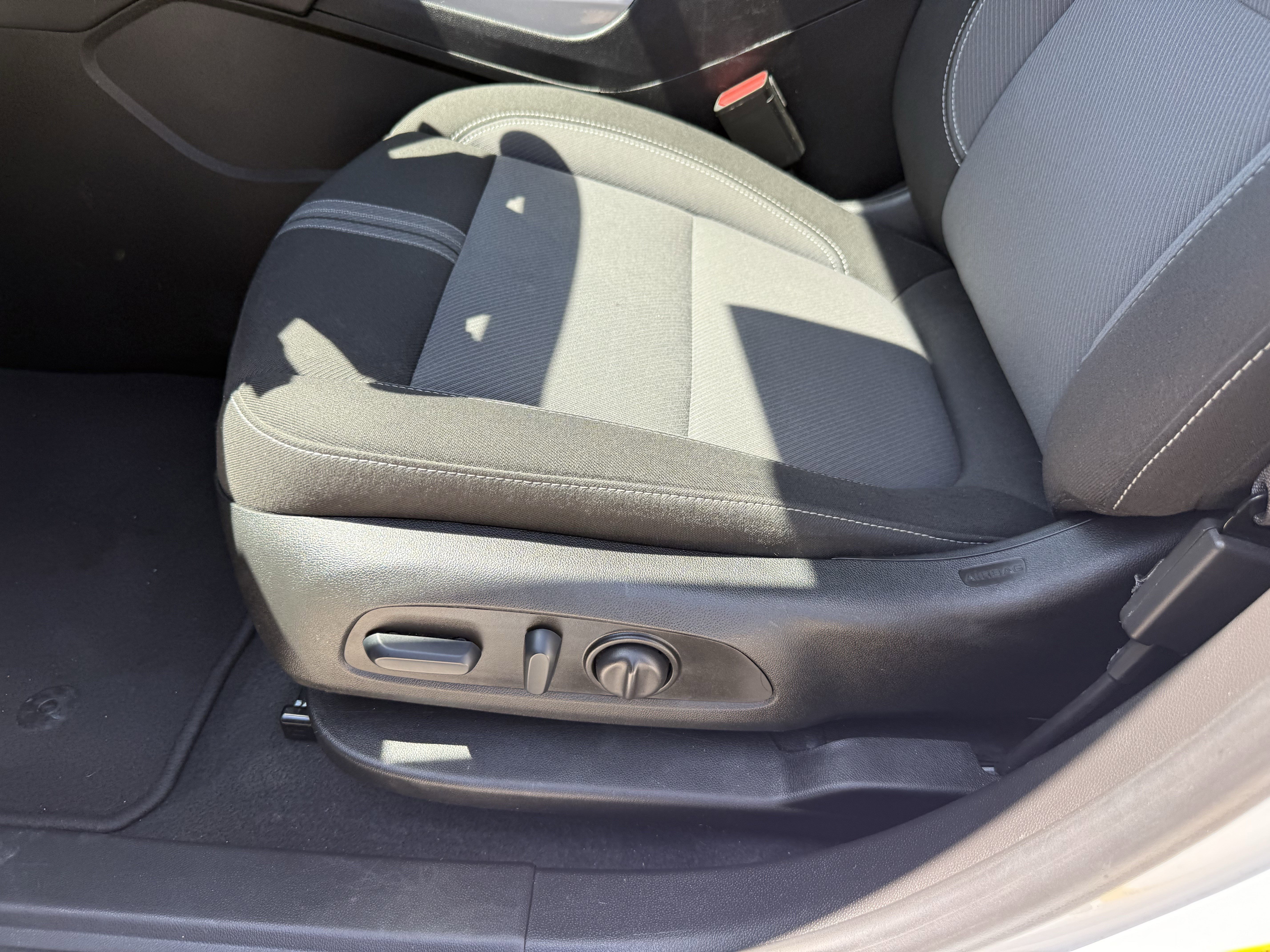 Used 2025 Summit White Chevrolet LT image 28
