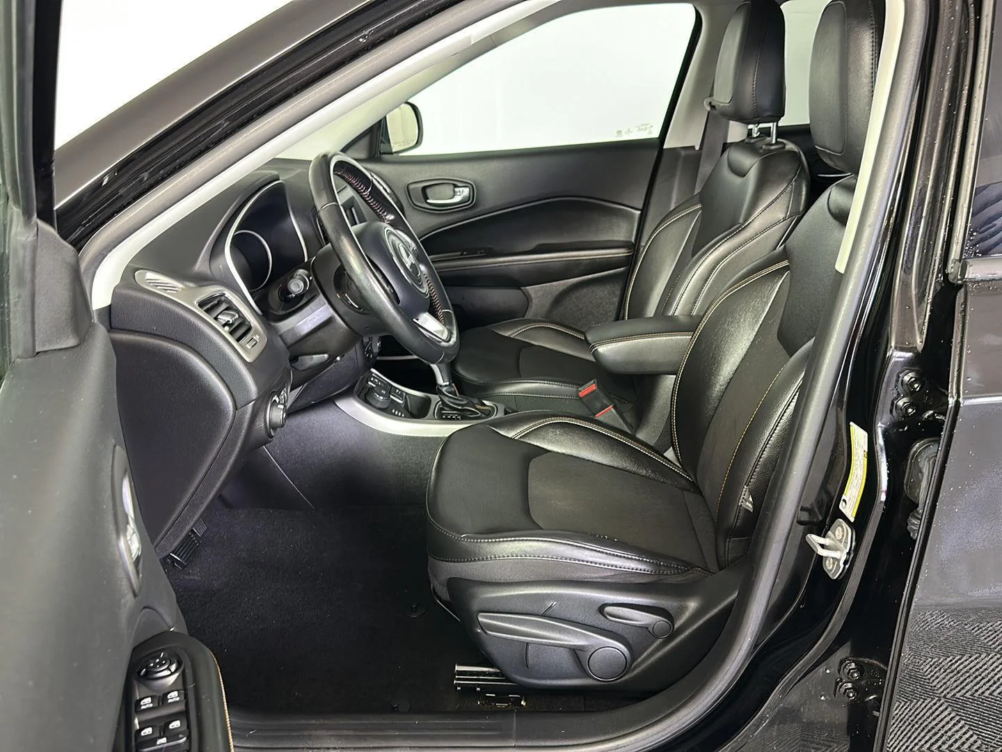 Used 2020 Diamond Black Crystal Pearlcoat Jeep Latitude image 7