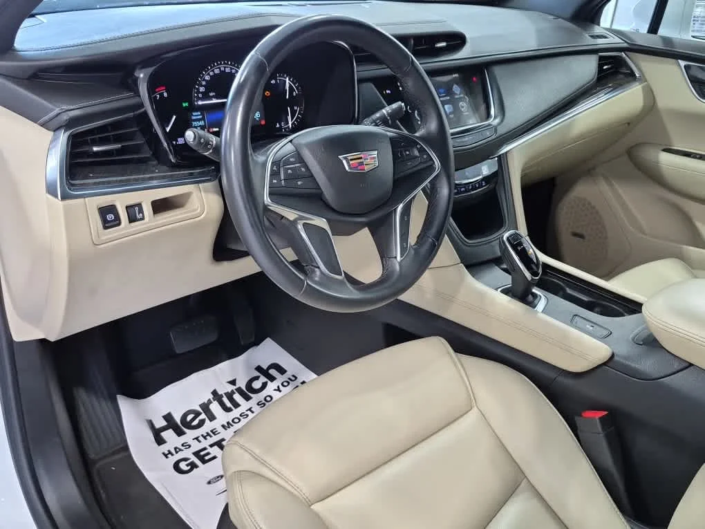 Used 2018 Crystal White Tricoat Cadillac FWD image 11