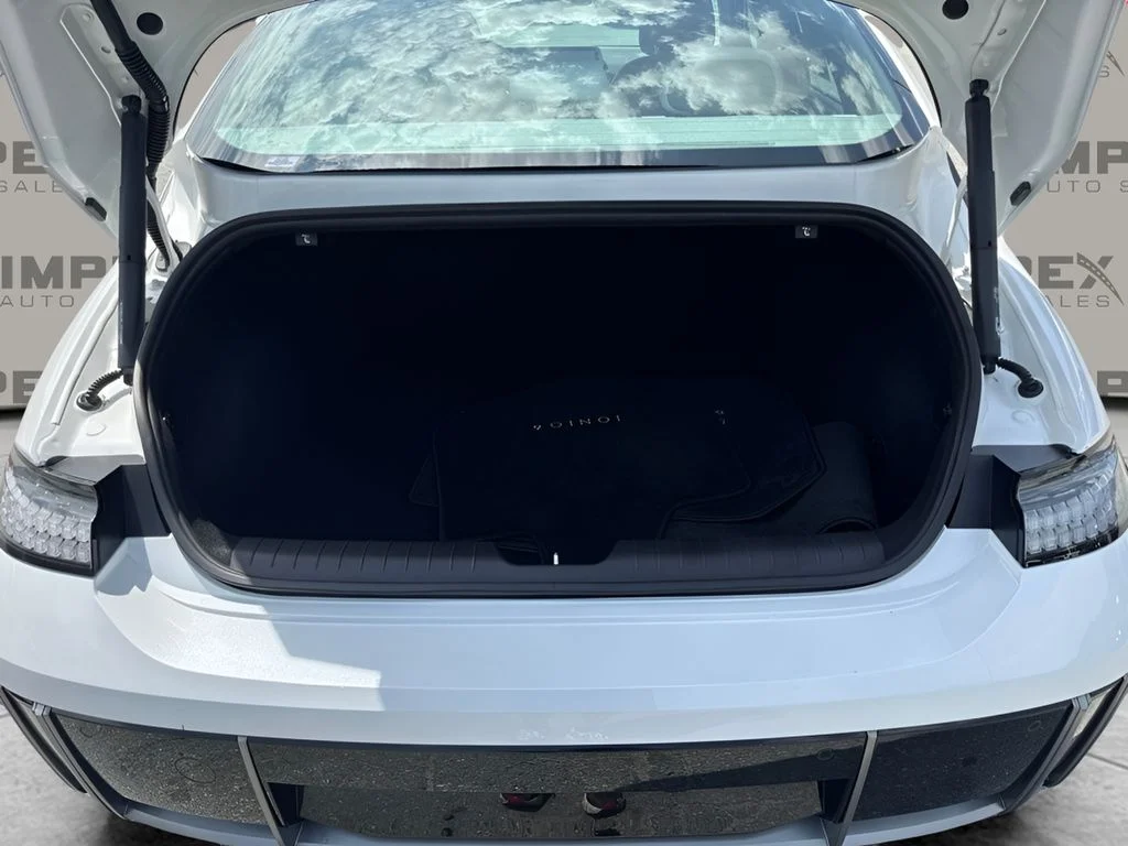 Used 2025 White Hyundai SEL image 28
