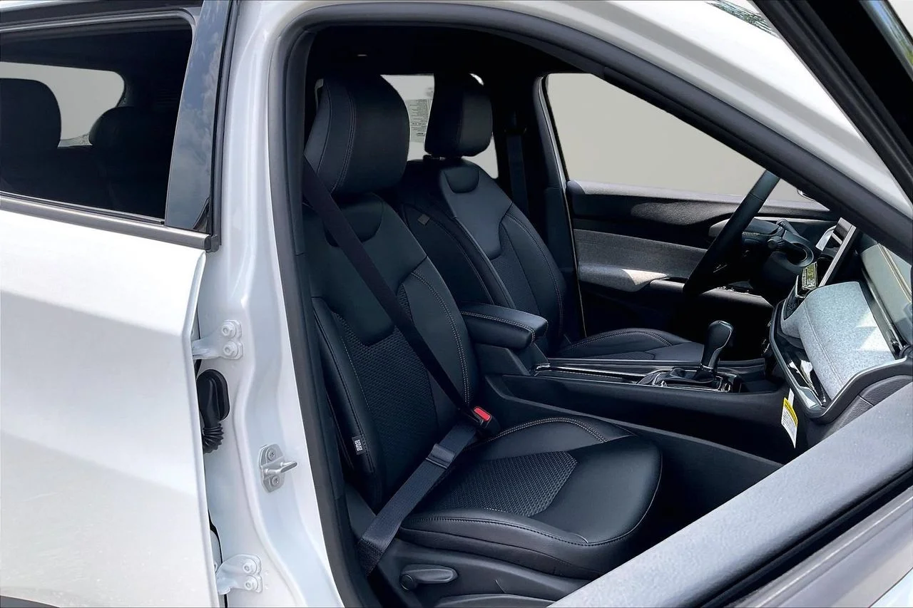 New 2026 Bright White Clearcoat Jeep Latitude image 19