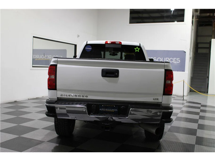 Used 2018 Summit White Chevrolet LTZ image 5
