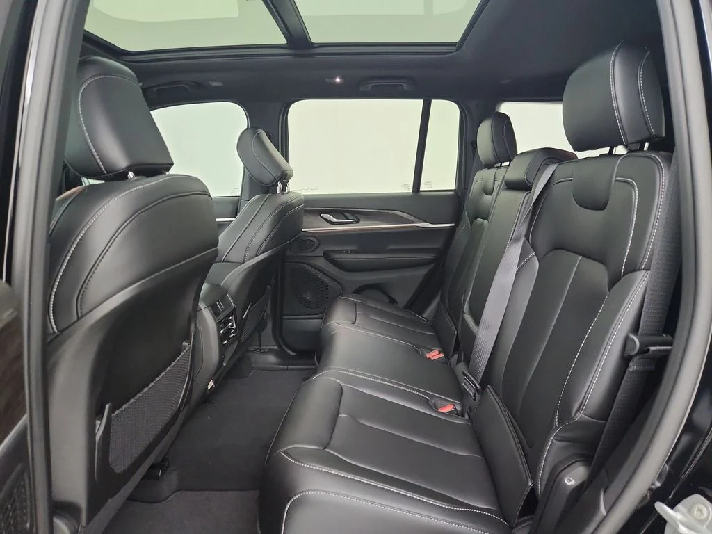 New 2026 Diamond Black Crystal Pearlcoat Jeep Limited image 32
