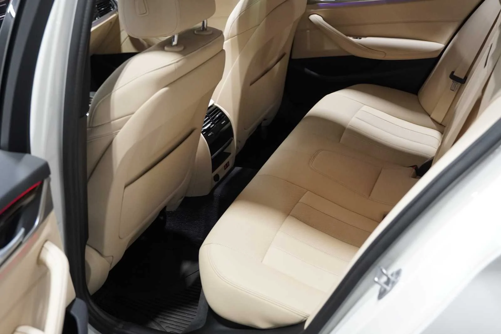 Used 2022 Mineral White Metallic BMW 530i image 25