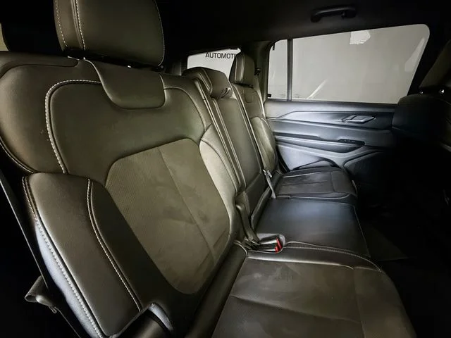 Used 2023 Black Jeep Altitude image 26