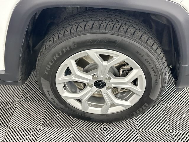 Used 2025 White Jeep Latitude image 10
