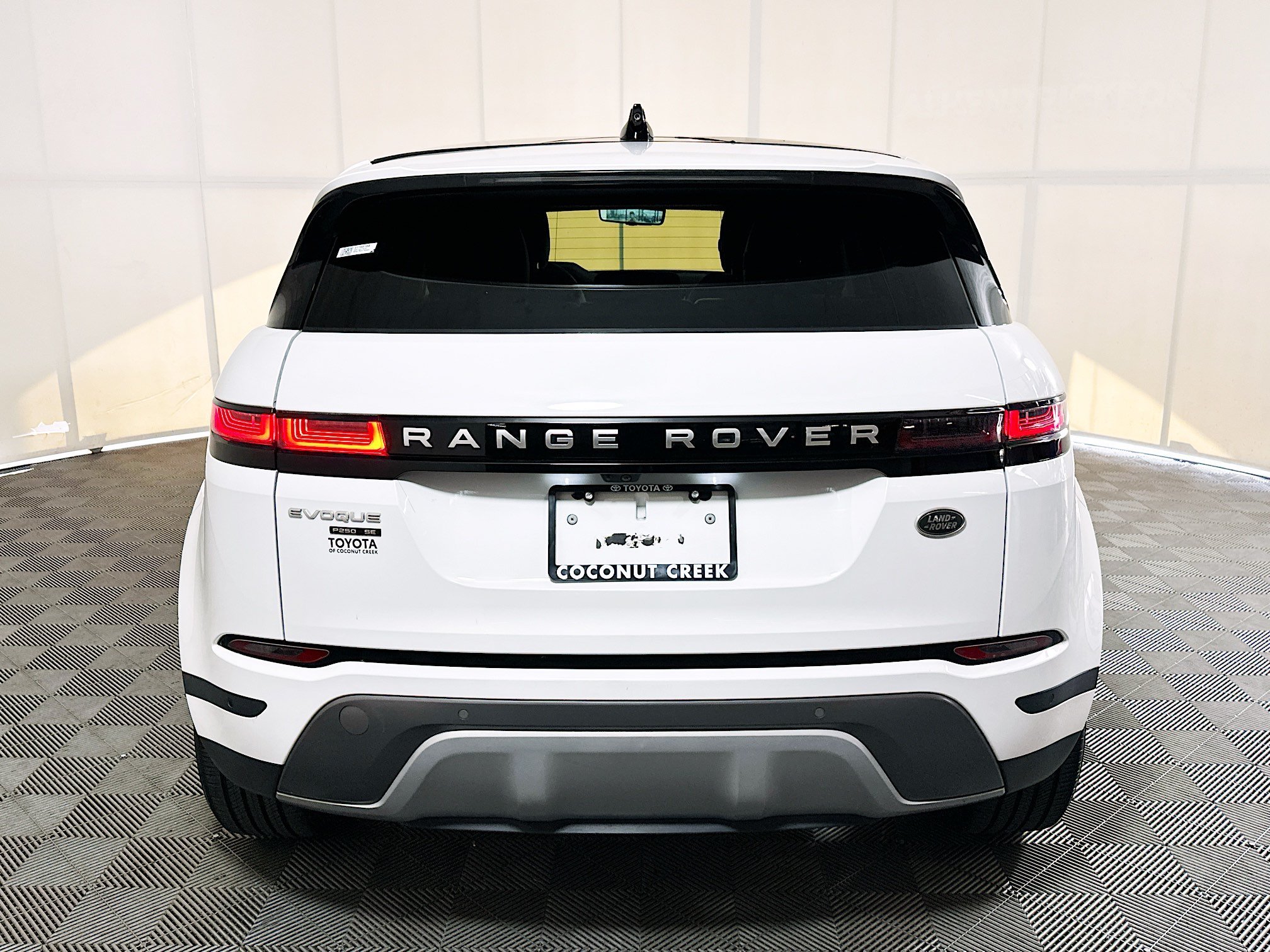 Used 2020 White Land Rover SE image 4