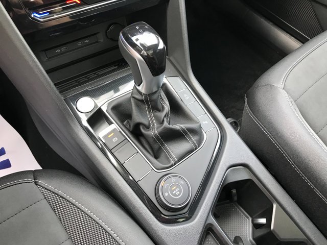 New 2026 Monument Gray w/Deep Black Roof Volkswagen SE Black image 24