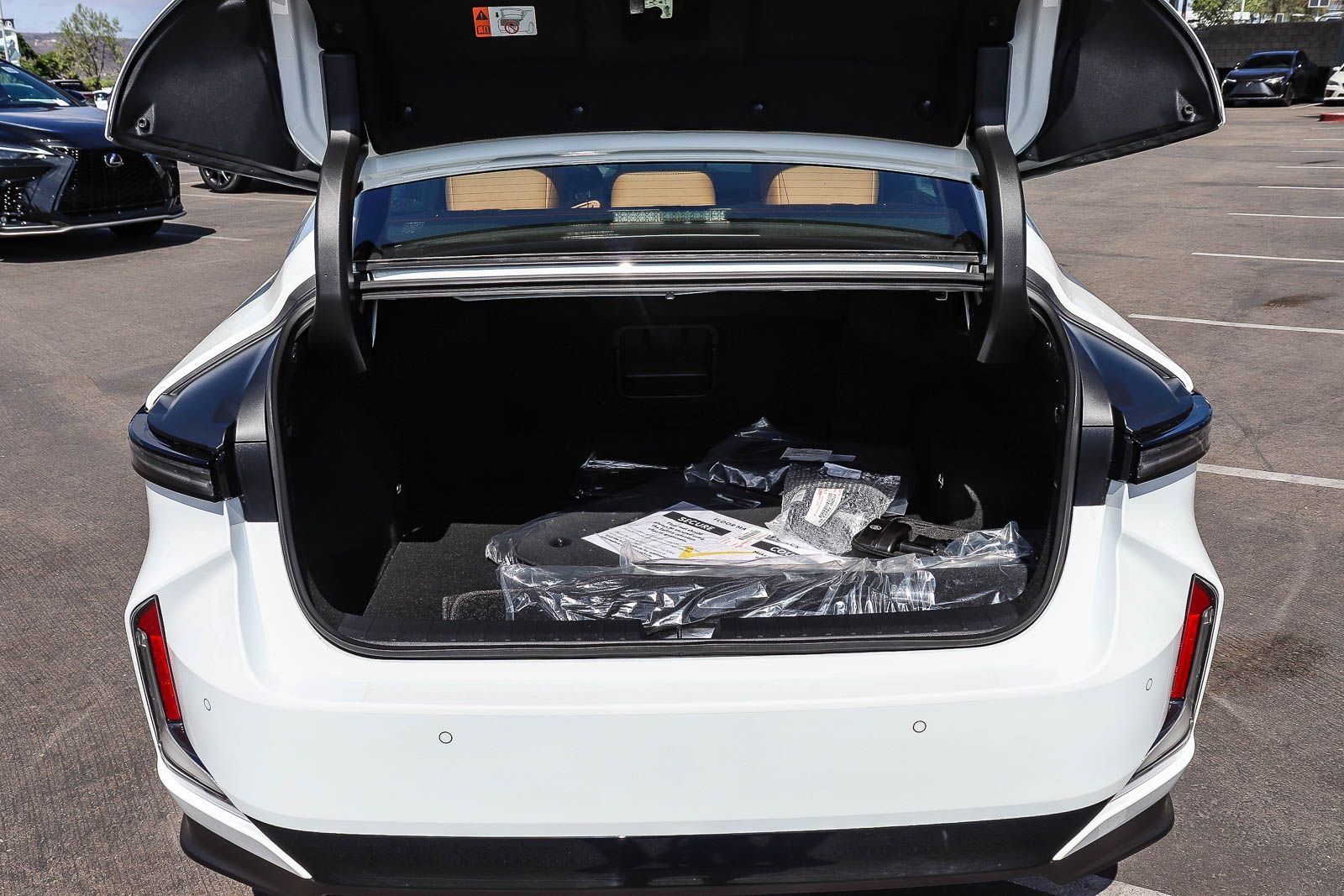 New 2026 Ultra White Lexus ES 350e PREMIUM image 14