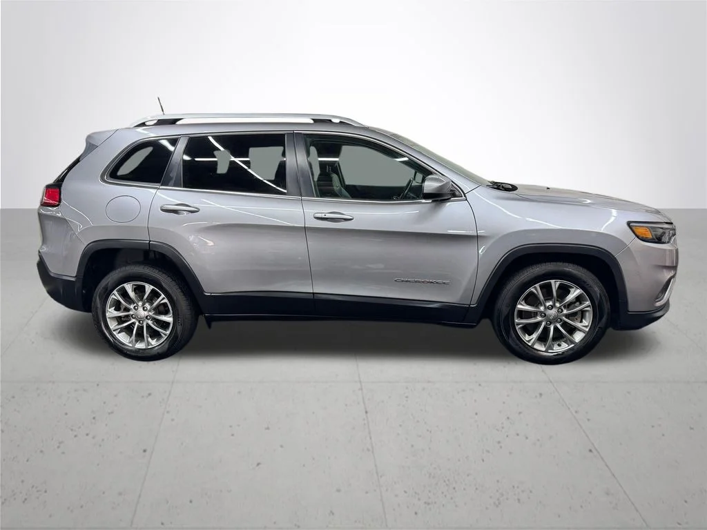 Used 2019 Silver Jeep Latitude Plus image 8