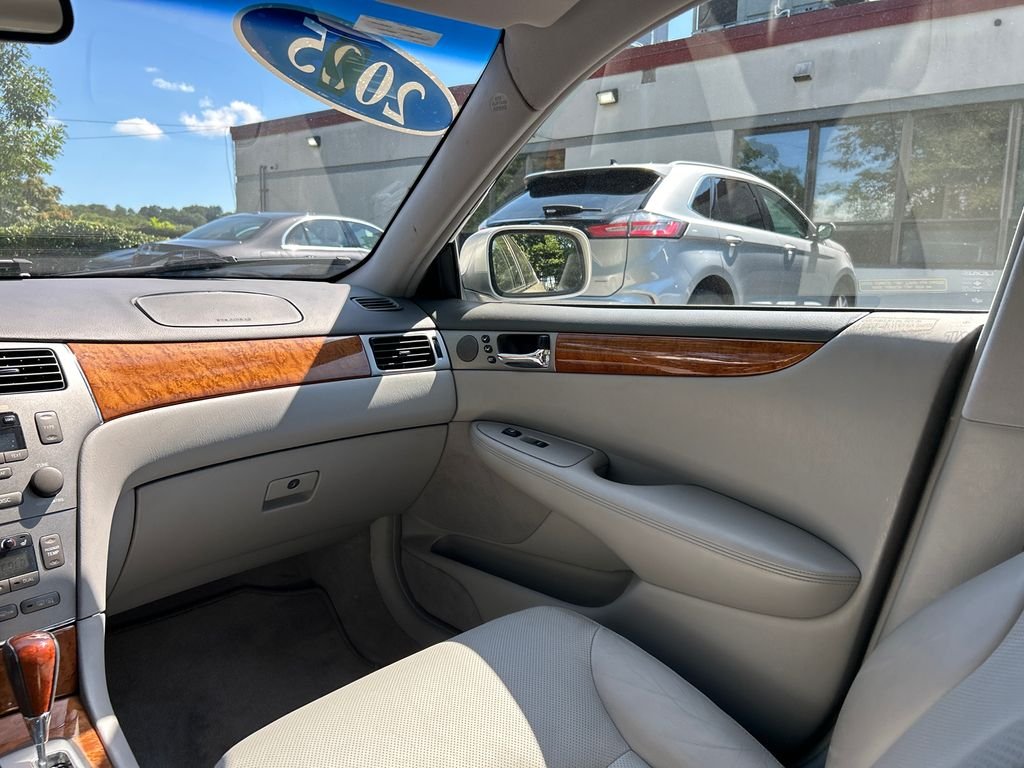 Used 2005  Lexus 330 image 26