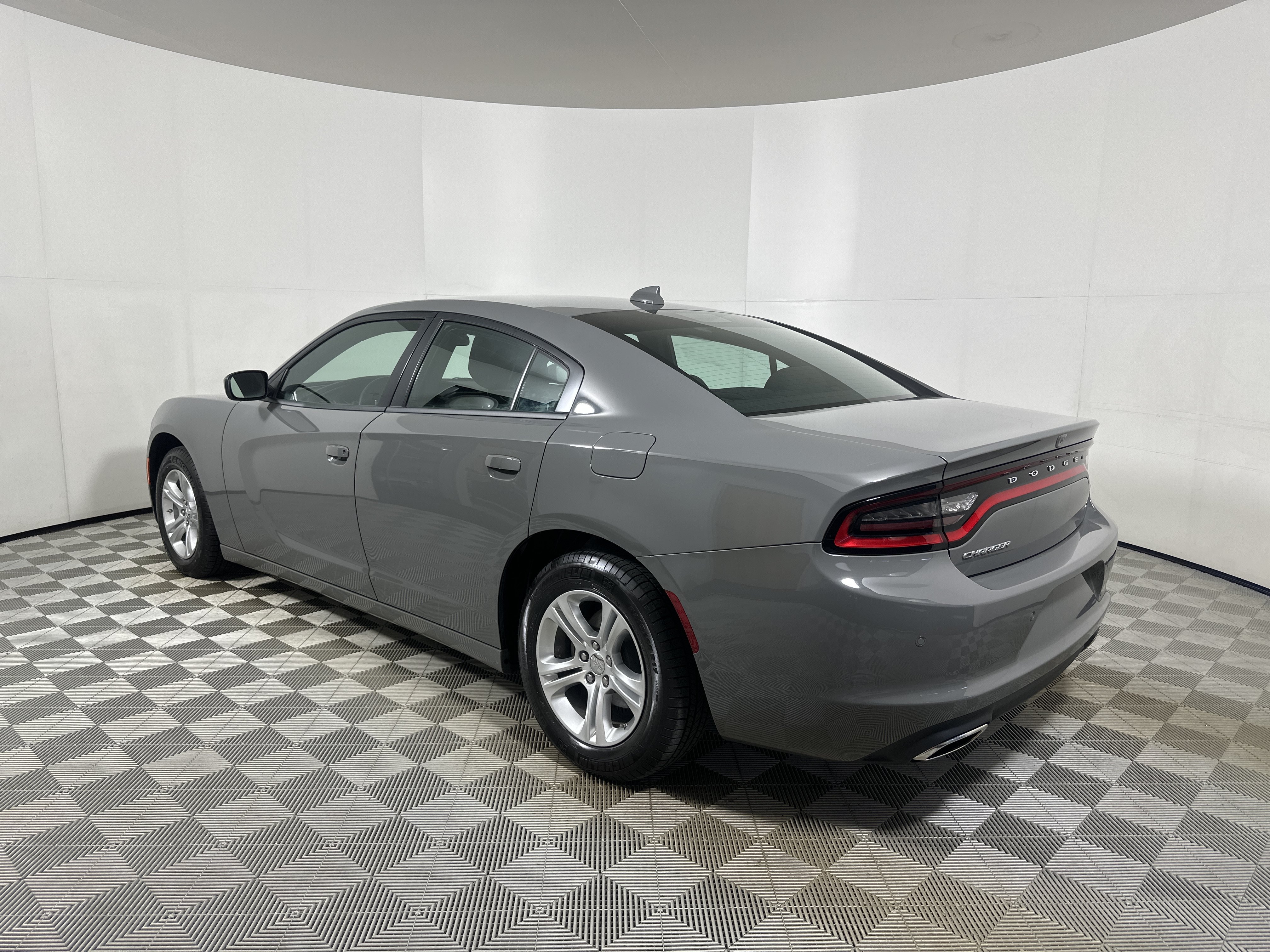 Used 2023 Destroyer Gray Clearcoat Dodge SXT image 5