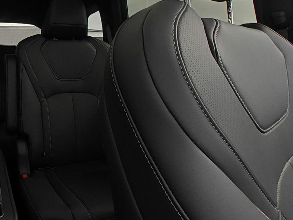 New 2027 2T RAD WHT INFINITI Sport AWD image 24