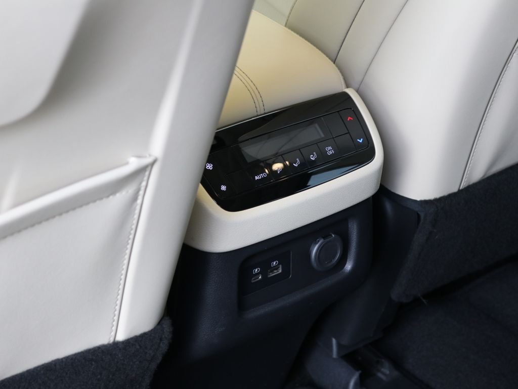 Certified Used 2023 White INFINITI LUXE image 33