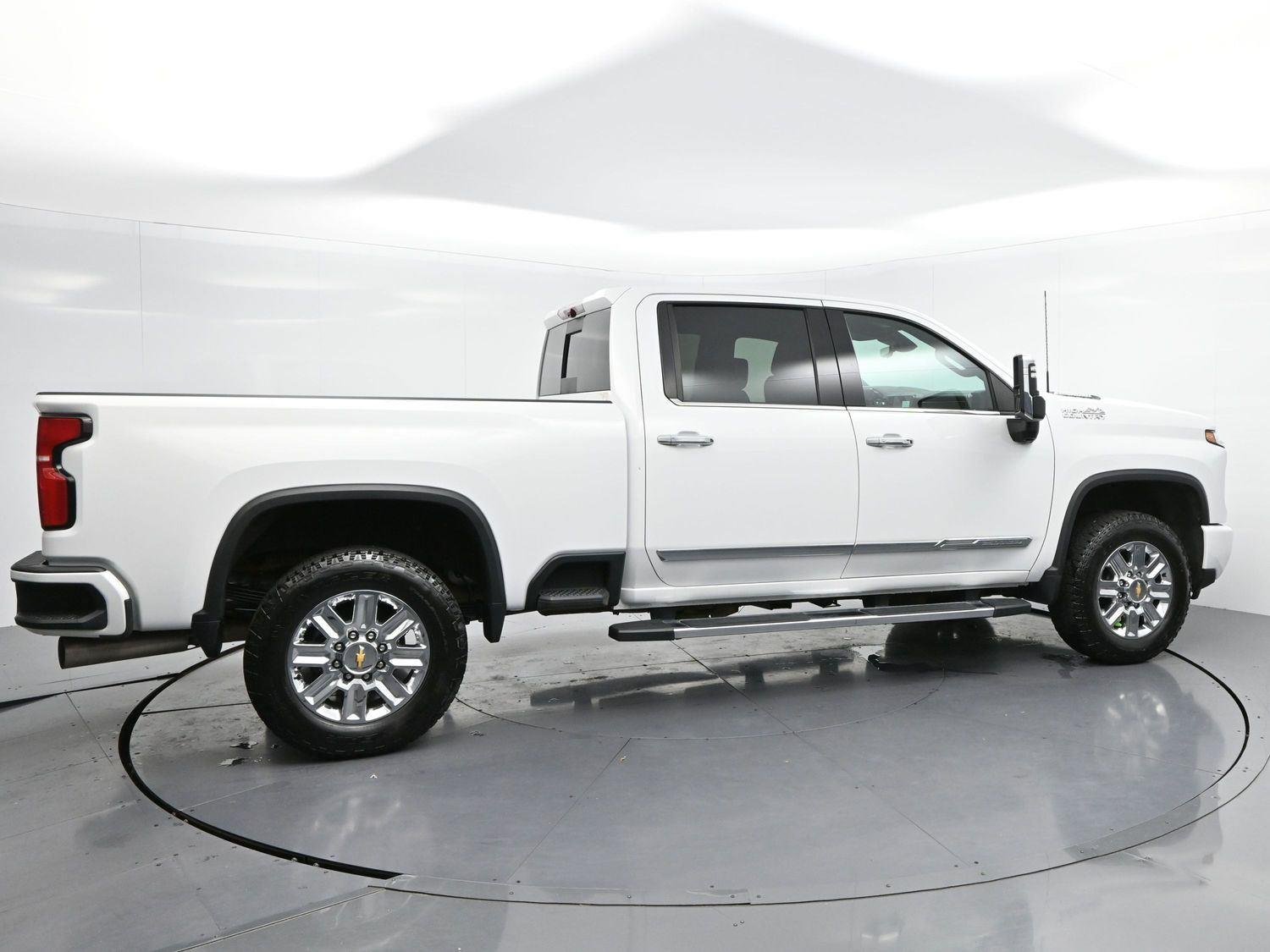 Used 2024 Summit White Chevrolet High Country image 8
