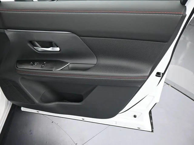 New 2026 Aspen White TriCoat / Super Black Two-tone Nissan SR image 11